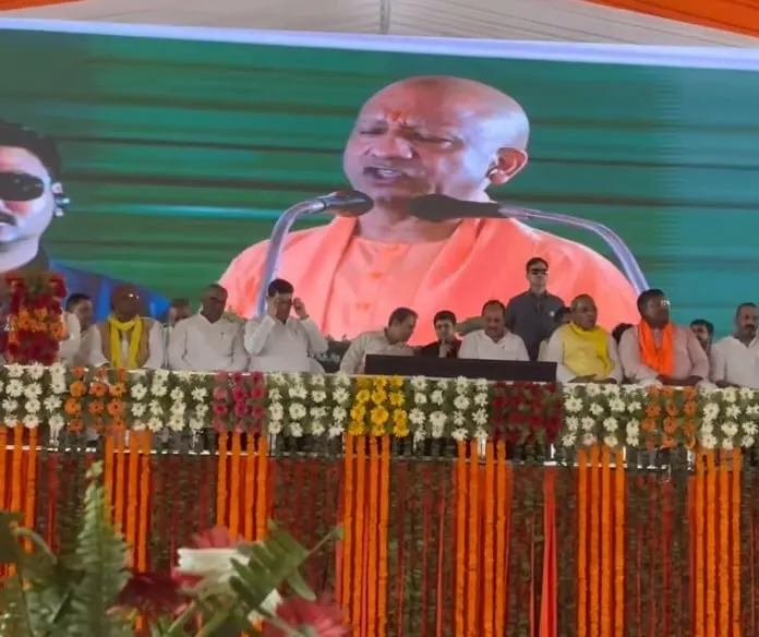 मऊ में सीएम योगी ने 392 करोड़ की 114 परियोजनाओं की सौगात दी, सपा पर भी साधा निशाना।