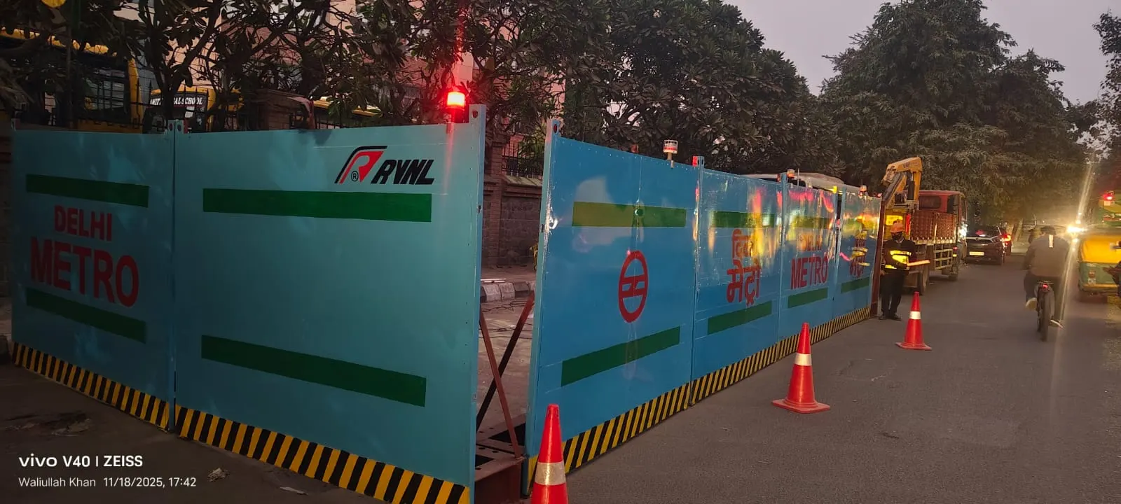 मेट्रो निर्माण स्थलों पर सुरक्षा के पुख्ता इंतजाम, 20 किमी बैरिकेडिंग और 17 किमी एलईडी लाइट से बढ़ी दृश्यता