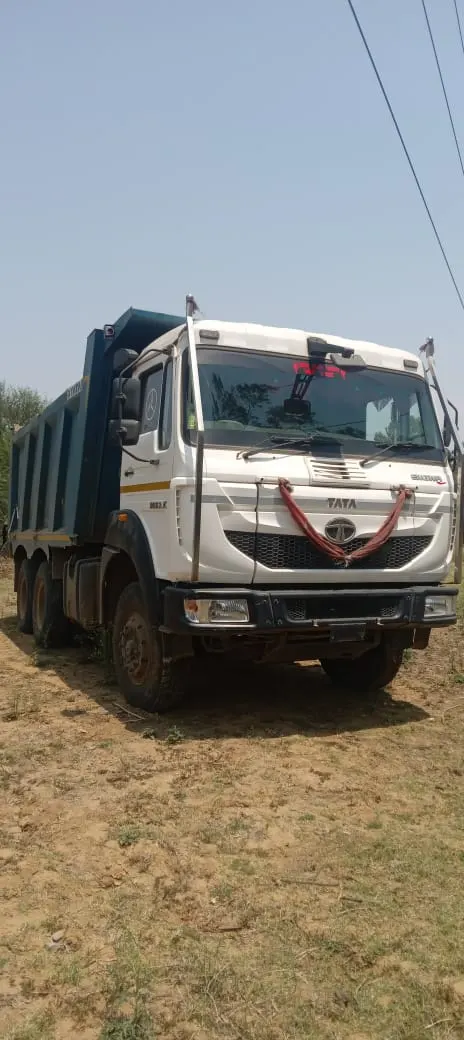 चोरी की रेत से भरा हाईवा पकड़ाया, चालक गिरफ्तार