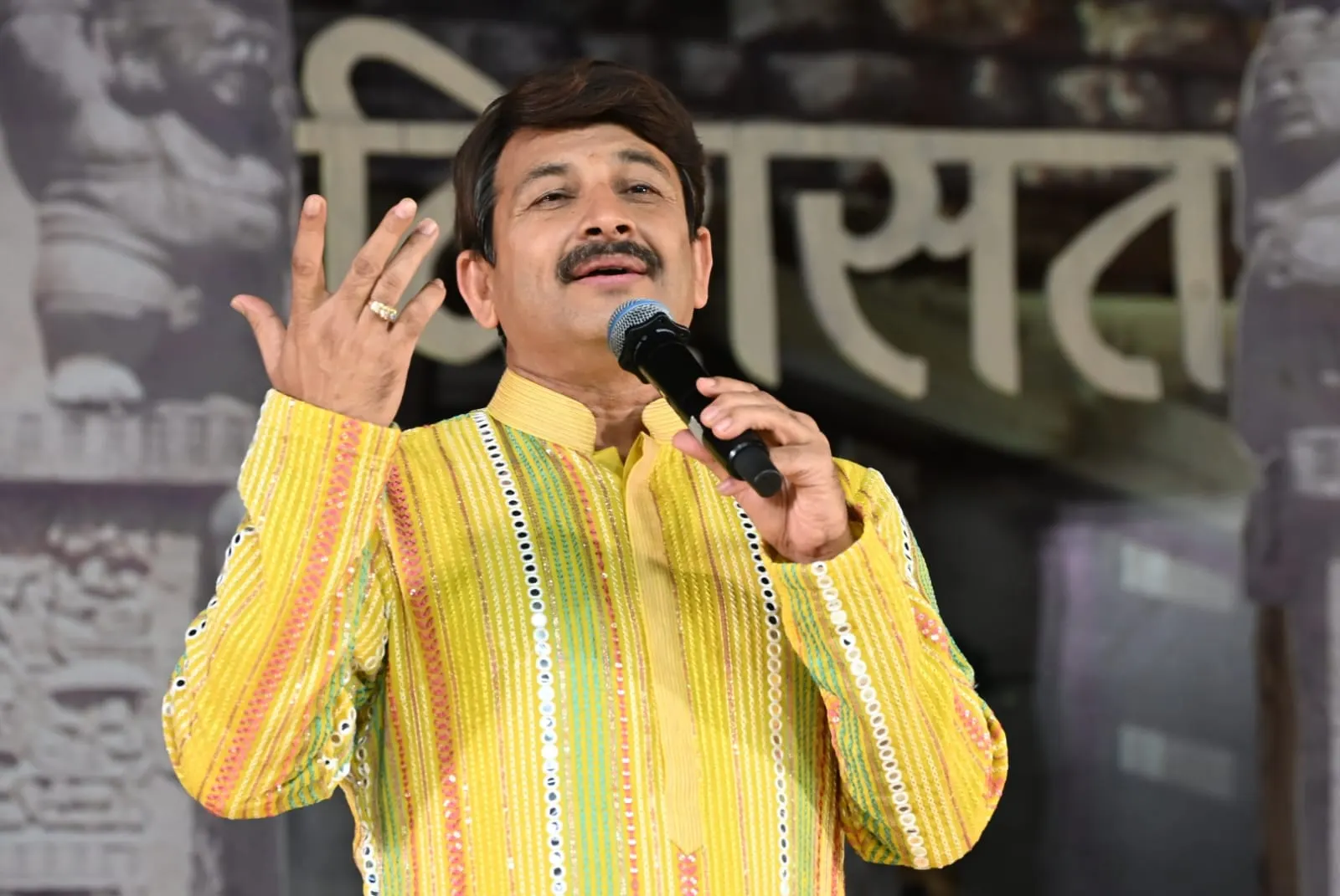 देवभूमि पर भोजपुरी अंदाज में मनोज तिवारी ने लूटी विरासत की महफिल, उत्तराखंडी गीत पर थिरके लोग