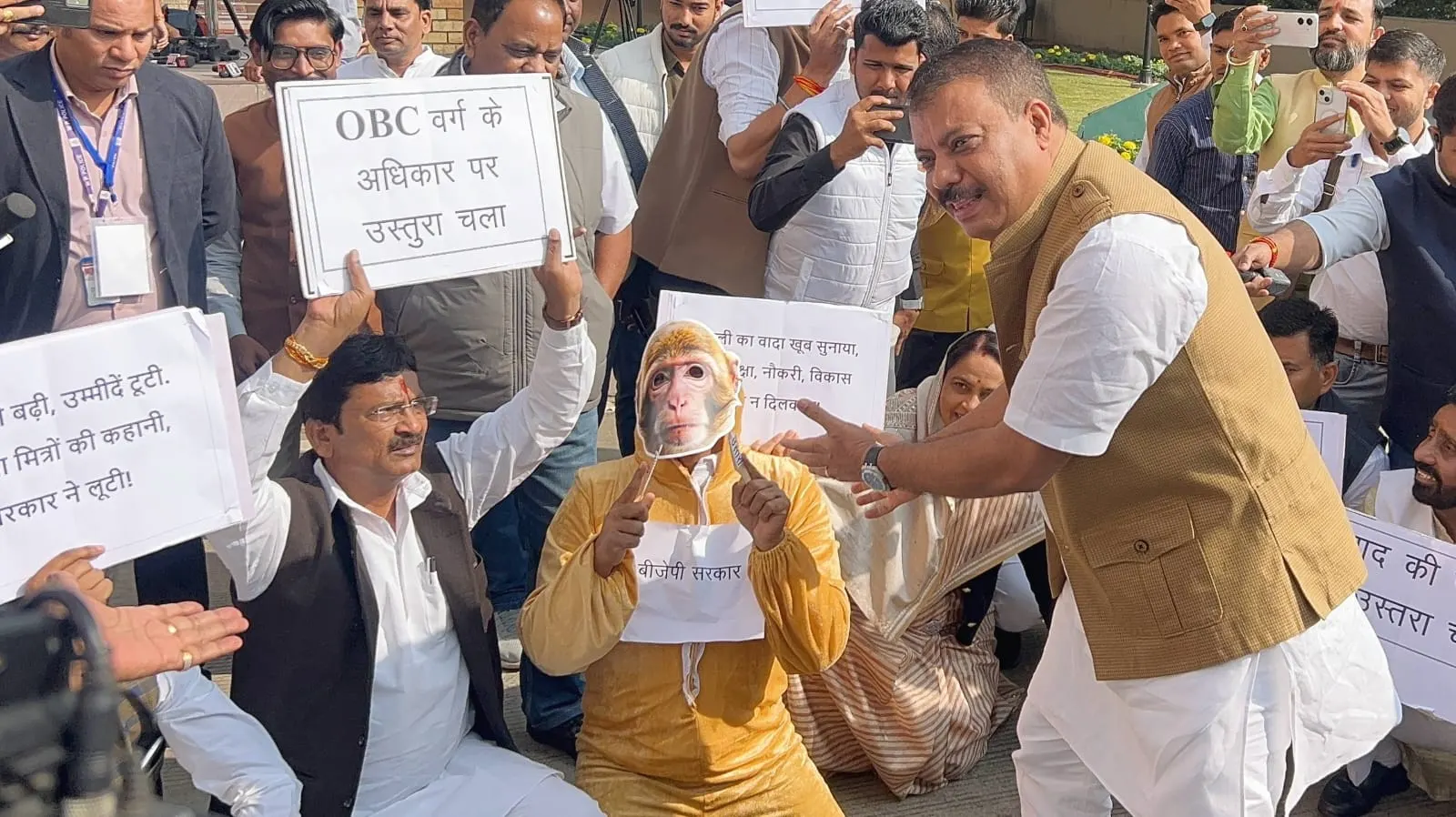 प्रदेश सरकार की नीतियों के खिलाफ विधानसभा परिसर में कांग्रेस का प्रदर्शन, नेता प्रतिपक्ष उमंग सिंघार ने साधा निशाना