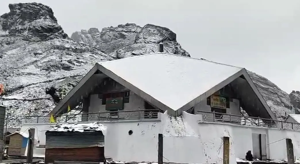 उत्तराखंड में बारिश जारी, ऊंचाई वाले इलाकों में बर्फबारी से मौसम सर्द