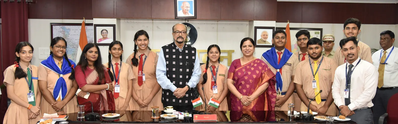रायपुर : राज्यपाल से मिले स्कूल बच्चे, विद्यार्थियों से उनके सपनों और हॉबी पर हुई चर्चा