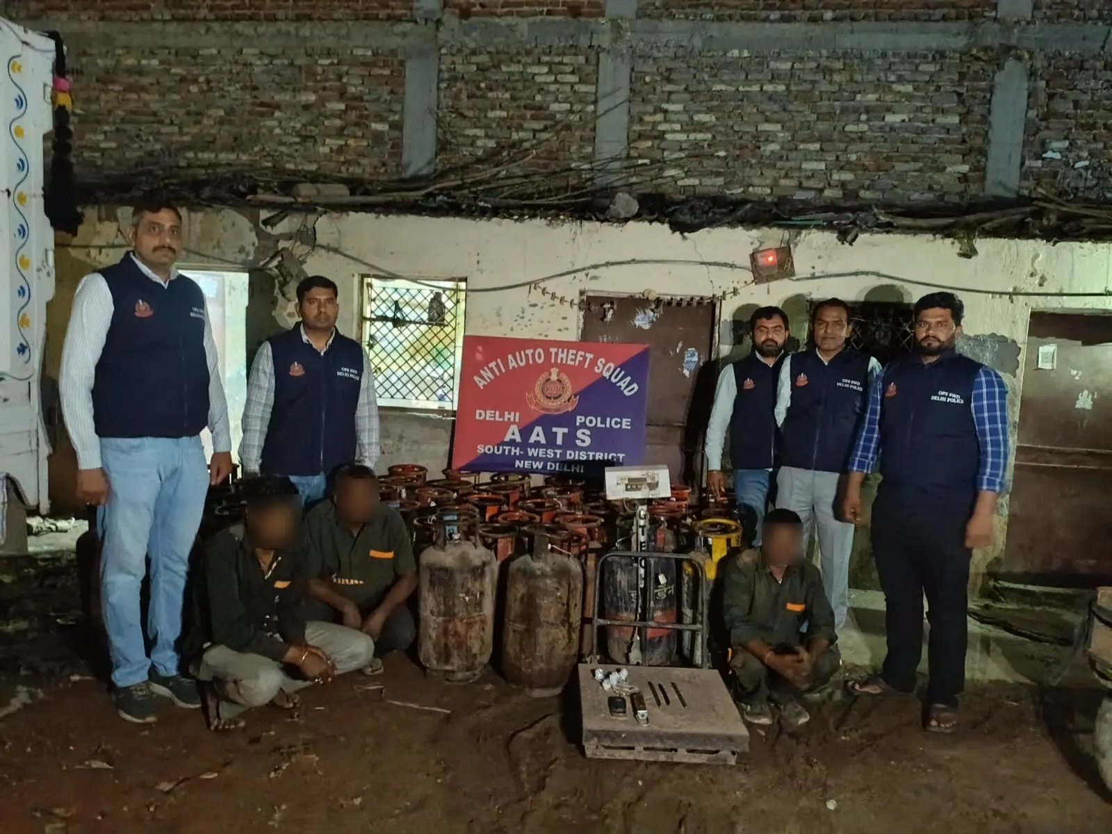 महिपालपुर में एलपीजी सिलेंडरों की कालाबाज़ारी का भंडाफोड़, तीन आरोपित गिरफ्तार, 74 सिलेंडर बरामद
