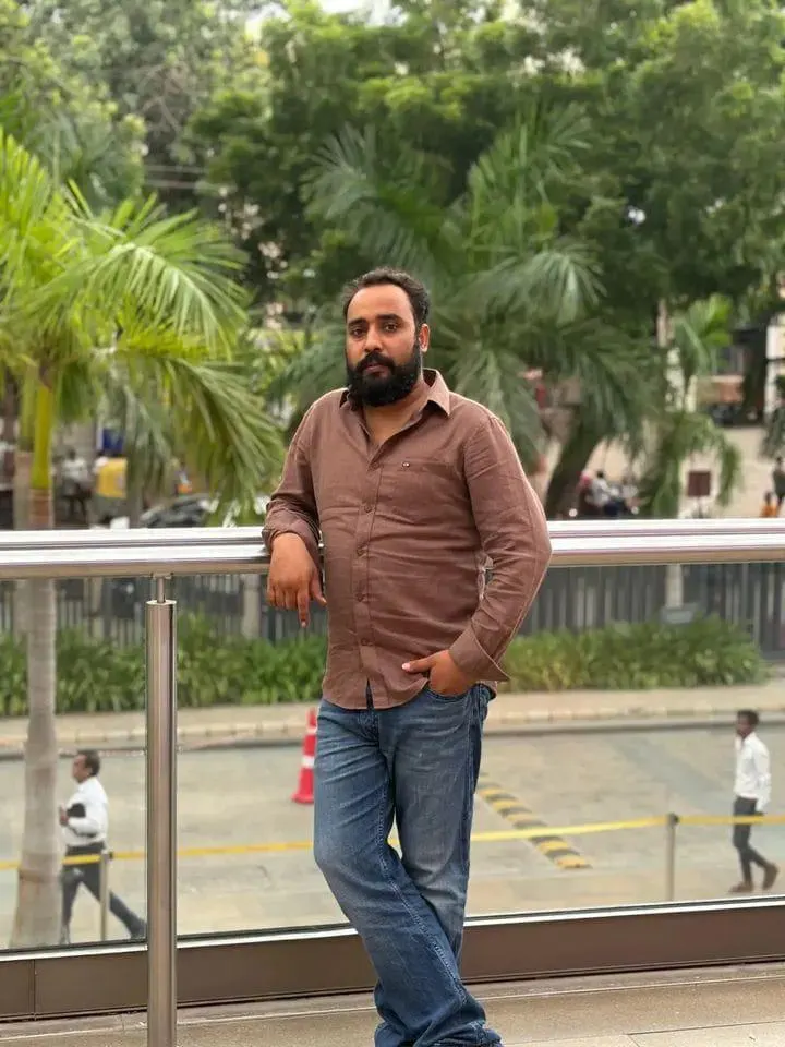 हुसैनाबाद में युवक की गोली मारकर हत्या, गुस्साए लोगों ने सड़क पर किया प्रदर्शन