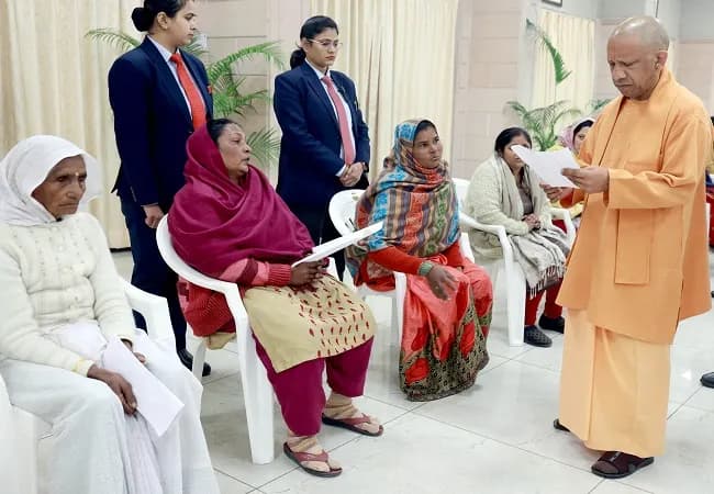 हर जरूरतमंद की सेवा ही सरकार का लक्ष्य : मुख्यमंत्री योगी