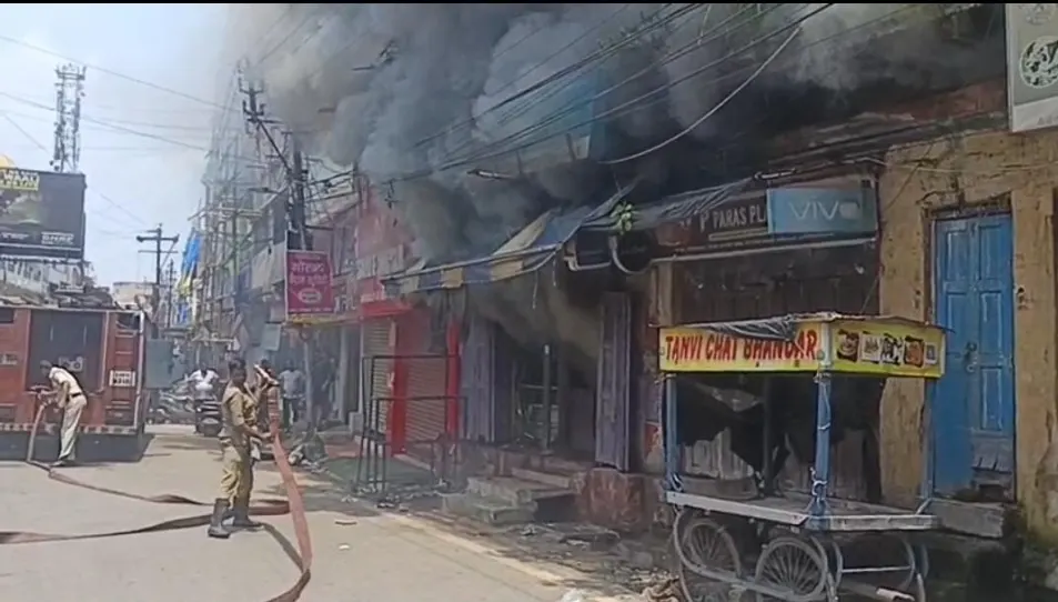 बिजली दुकान में लगी भीषण आग, तीन दमकल लगे बुझाने में