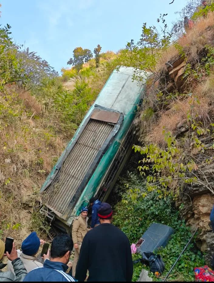 भिकियासैण के पास गहरी खाई में गिरी यात्री बस, राहत-बचाव कार्य जारी