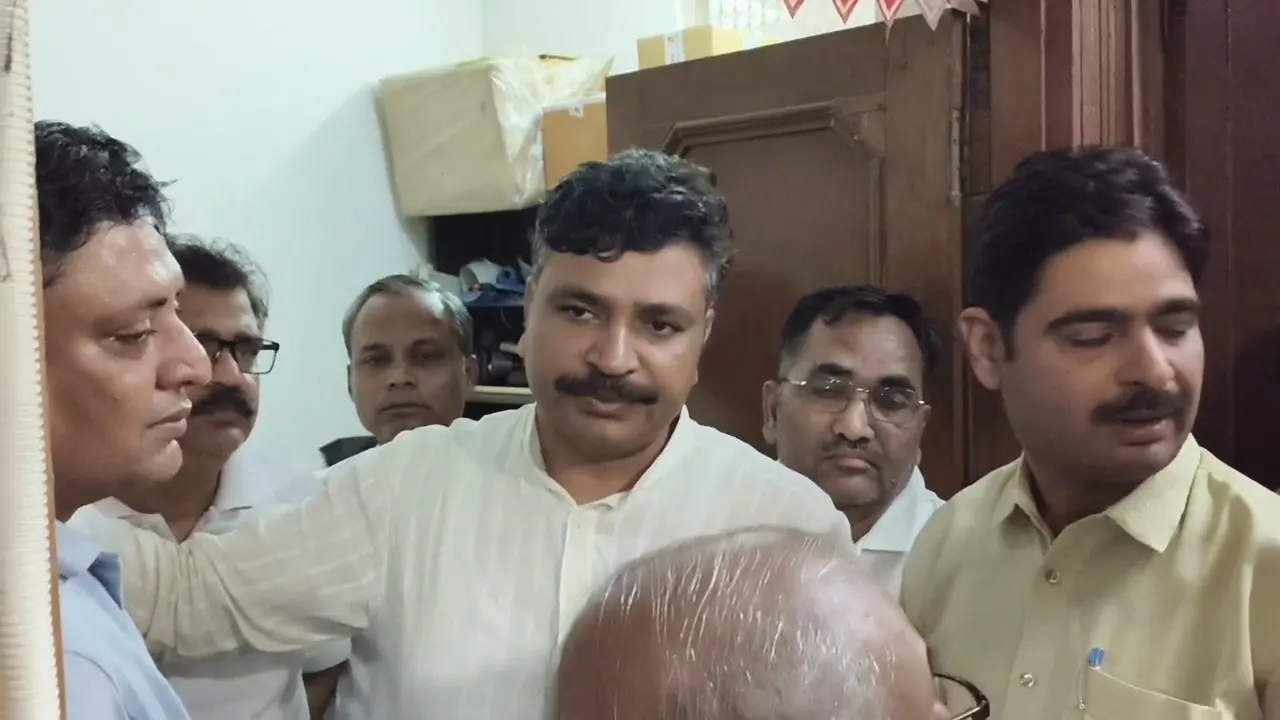 घर में अकेले रह रहे बुजुर्ग की हत्या, तीन लाख रुपये की नकदी लूटने का आरोप