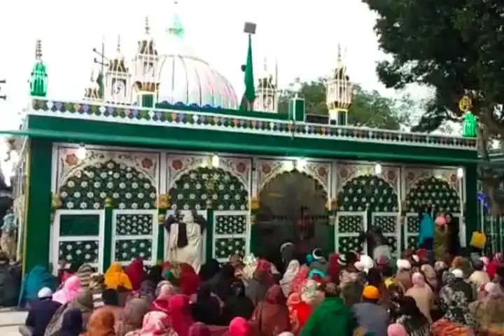 डीएम ने किए दरगाह प्रबंधक रजिया बेग के वित्तीय अधिकार निलंबित