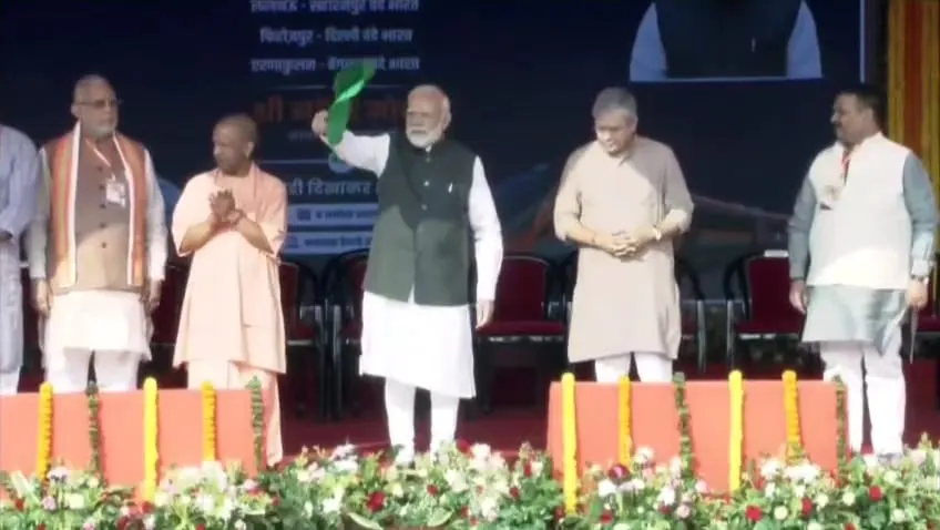 वाराणसी को मिली आठवीं वंदेभारत, प्रधानमंत्री मोदी ने दिखाई हरी झंडी