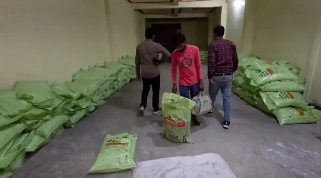 औरैया में 1000 बोरी नकली डीएपी बरामद, तीन गिरफ्तार