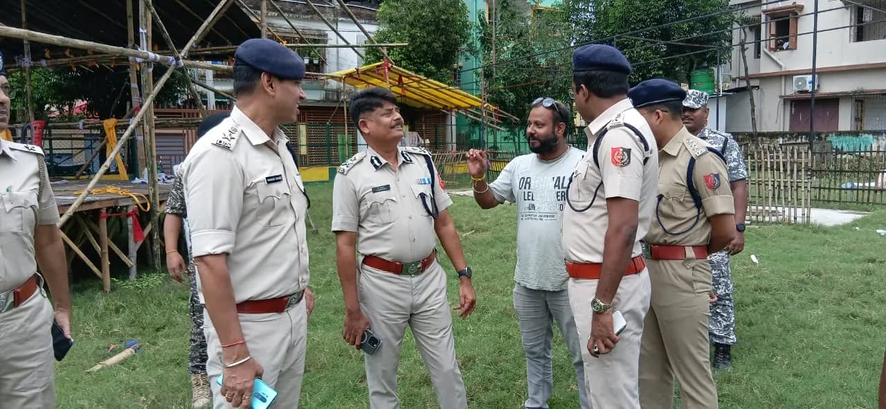 सिलीगुड़ी पुलिस कमिश्नर ने शहर के पूजा मंडपों का किया निरीक्षण