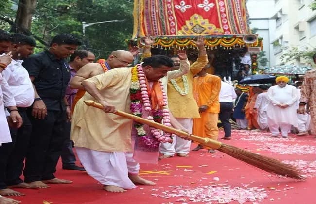 कोलकाता में आस्था का उत्सव, स्वर्ण झाड़ू से मार्ग बुहारकर शुरू हुई इस्कॉन रथयात्रा