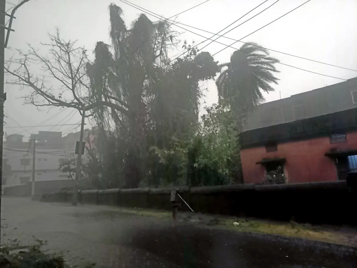 दिन में रात जैसा नजारा, तेज हवा के साथ झमाझम बारिश
