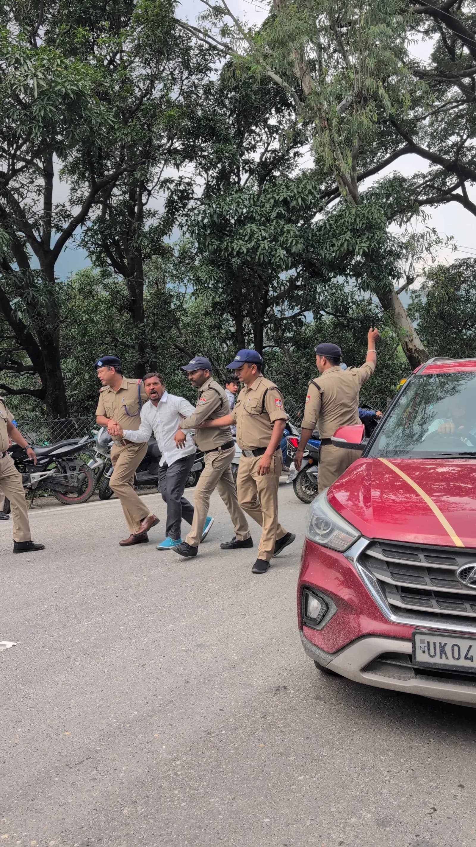 मुख्यमंत्री के हल्द्वानी दौरे का युवा काग्रेस कार्यकर्ताओं ने किया विरोध
