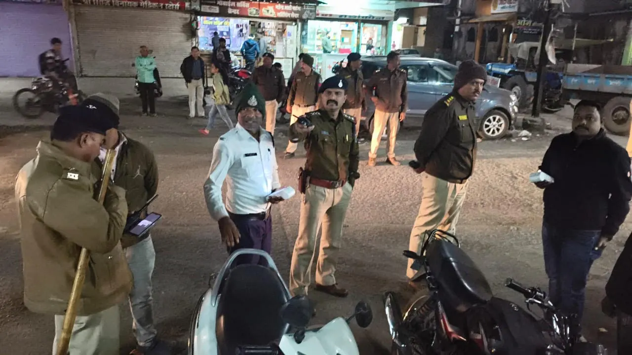 सिवनीः पुलिस का पैदल भ्रमण, 14 वाहनों पर चालानी कार्रवाई