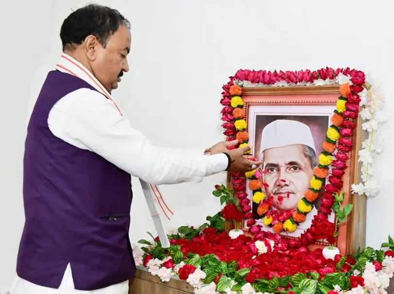 उप मुख्यमंत्री केशव प्रसाद मौर्य ने पूर्व प्रधानमंत्री लाल बहादुर शास्त्री को किया याद