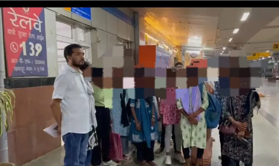 नाबालिग लड़कियों के धर्मांतरण की आशंका को लेकर हंगामा