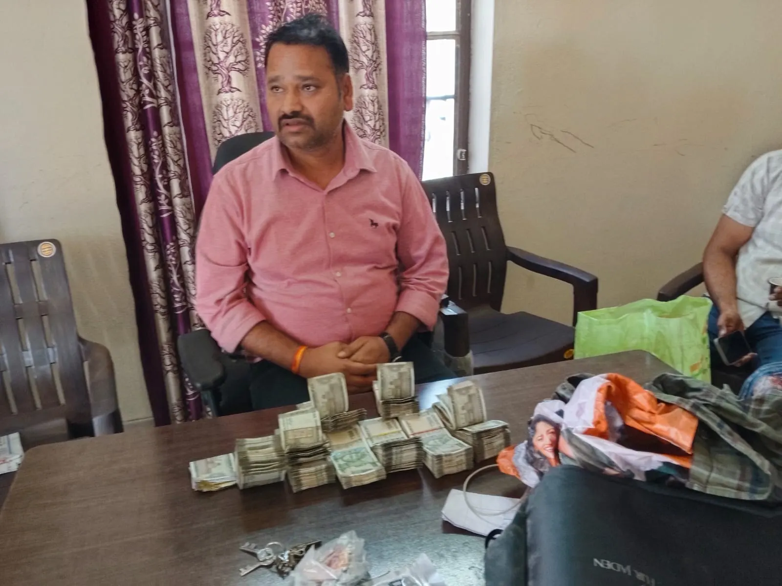 अंता नगर पालिका के सहायक अभियंता के पास 3.70 लाख की संदिग्ध नकदी जब्त