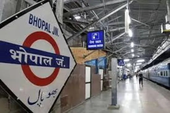 भोपाल रेलवे स्टेशन के प्लेटफॉर्म पर कार और स्कूटर दौड़ाते दिखे युवक, सुरक्षा व्यवस्था पर उठे सवाल