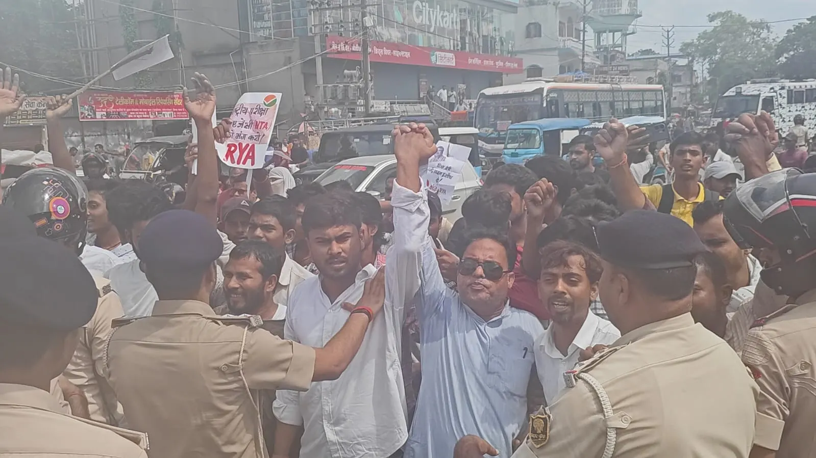 बिहार बंद का असर: मधेपुरा में प्रदर्शन कर रहे छात्रों पर पुलिस की कार्रवाई