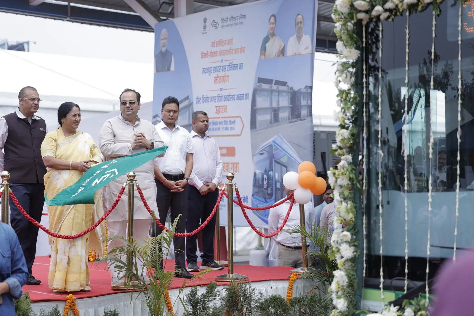 दिल्ली में 200 इलेक्ट्रिक बसों की शुरुआत, सीएम रेखा गुप्ता ने दिखाई हरी झंडी