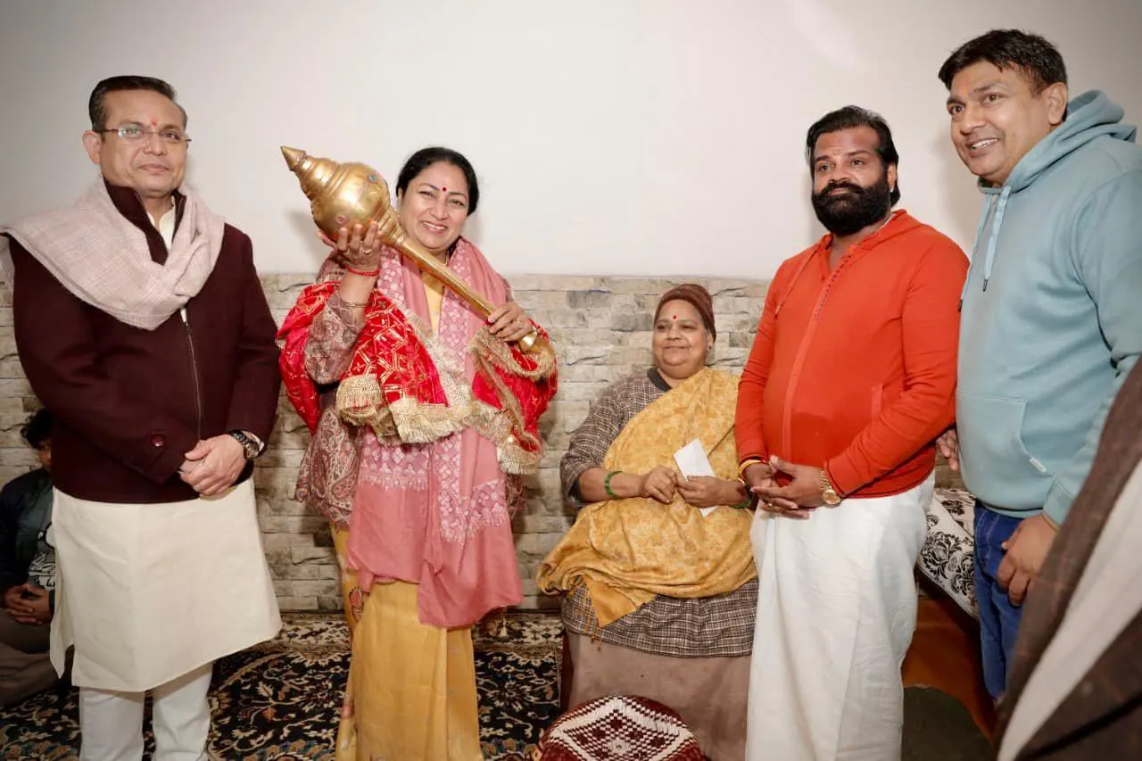 दिल्ली की मुख्यमंत्री ने नव वर्ष पर मरघट वाले हनुमान मंदिर में की पूजा-अर्चना