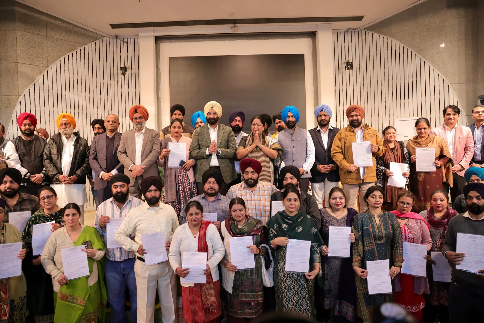 मुख्यमंत्री ने सिख दंगा पीड़ित 36 परिवारों के परिजनों को नियुक्ति पत्र सौंपे