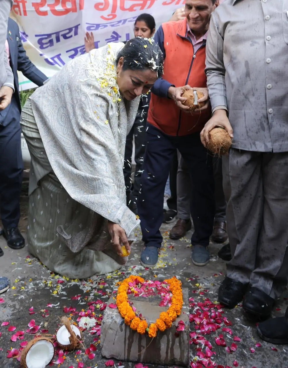 मुख्यमंत्री ने शालीमार बाग में नवनिर्मित नालियों और सड़कों का किया उद्घाटन