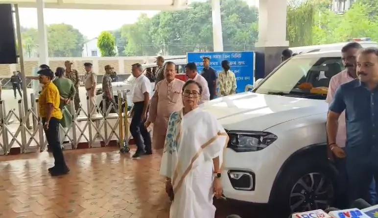 मुख्यमंत्री कोलकाता के लिए रवाना, अगले हफ़्ते हालात का जायज़ा लेने फिर आएंगी