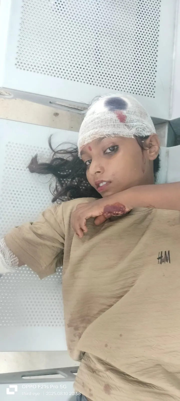 डालटनगंज स्टेशन के पार्किंग में बेकाबू कार ने आधा दर्जन से अधिक यात्रियों को रौंदा, नशे में धुत चालक की जमकर हुई धुनाई
