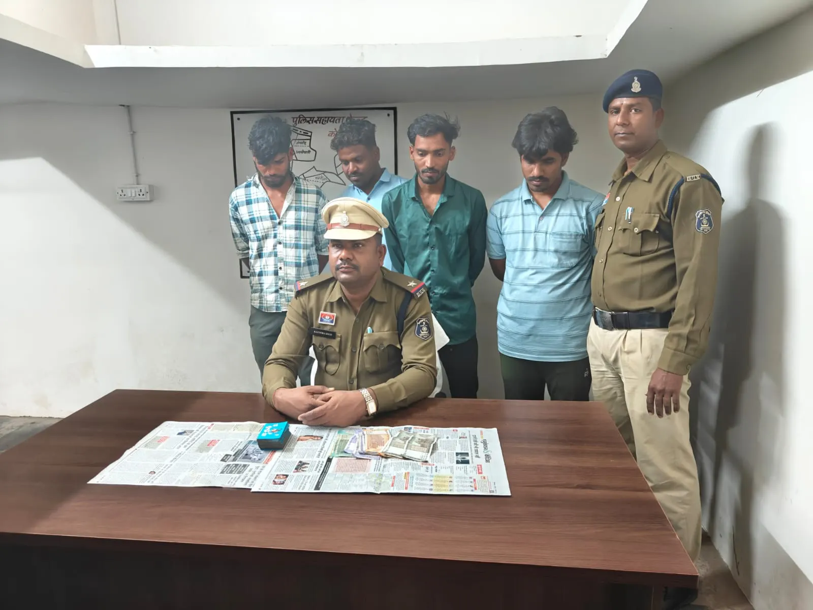 जांजगीर चांपा : अर्जुनी गांव में जुआ खेलते चार आरोपित गिरफ्तार, 2400 रुपये और ताश पत्ती जब्त