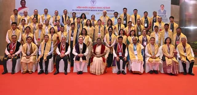 एम्स नई दिल्ली ने स्वास्थ्य सेवा और चिकित्सा शिक्षा में एक मानक स्थापित किया है : राष्ट्रपति