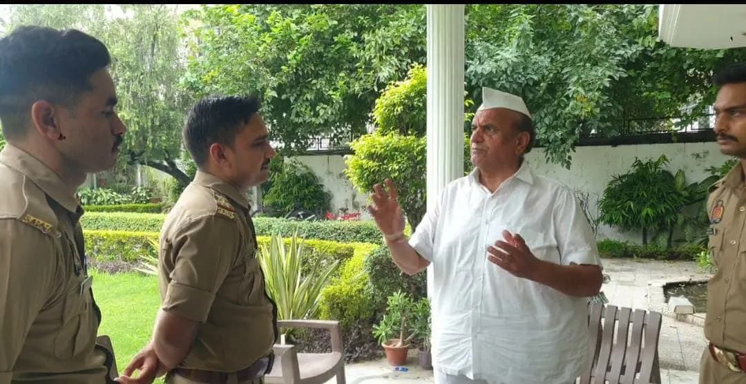 लाठीचार्ज के विरोध में सपा-कांग्रेस का प्रदर्शन रोकने की कोशिश, नेताओं ने जताया विरोध