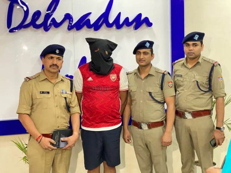 कोबरा गैंग का एक और विदेशी पैडलर 50 लाख की कोकीन के साथ गिरफ्तार