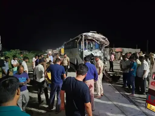 टूरिस्ट बस टोल के पास खड़े ट्रक से टकराई, एक की मौत, 13 घायल