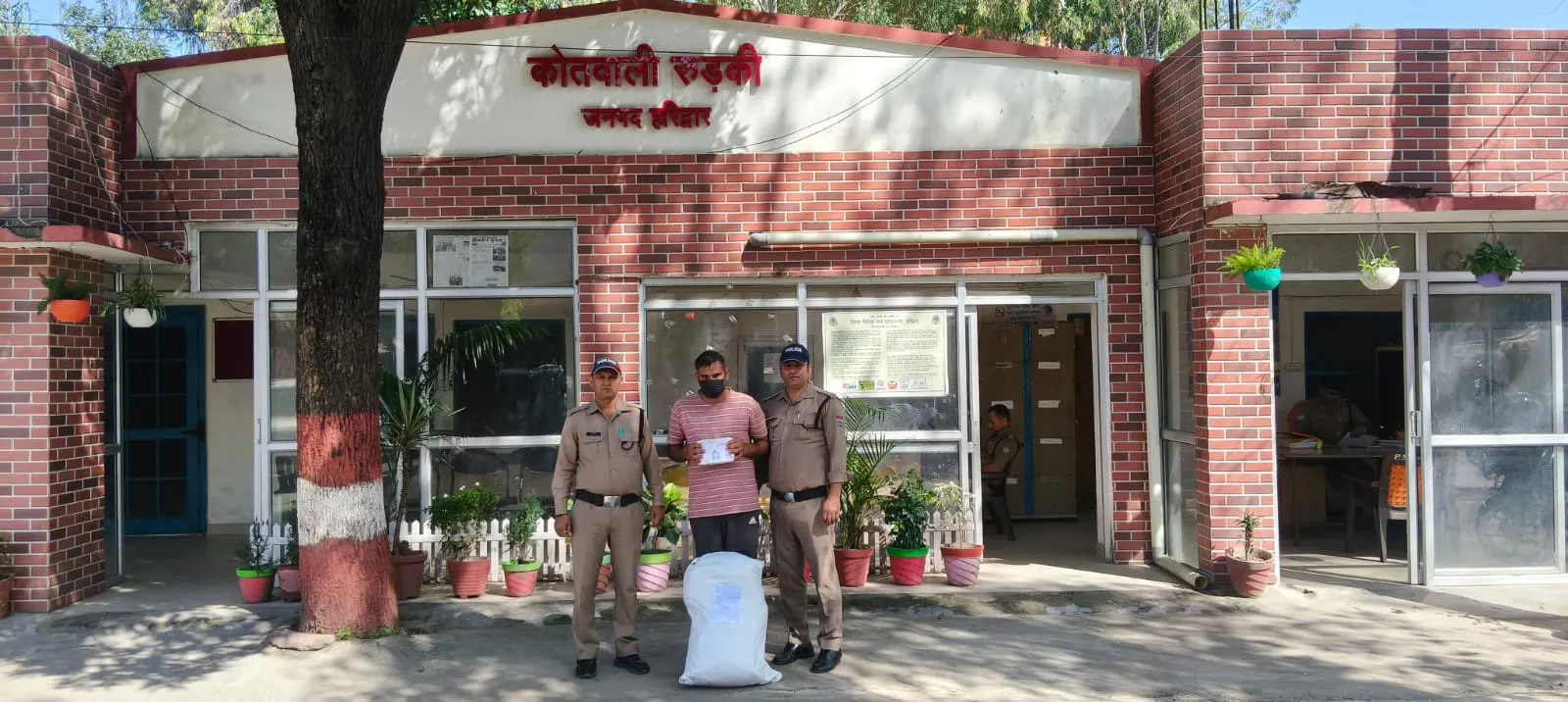 रुड़की में फर्जी सैन्य कर्मी गिरफ्तार, सेना की वर्दी व 18 डेबिट कार्ड बरामद