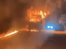 रायसेन में चलती बस में लगी आग, टायर फटने से भड़की चिंगारी, 5 फीट ऊंची लपटें उठीं, सभी यात्री सुरक्षित