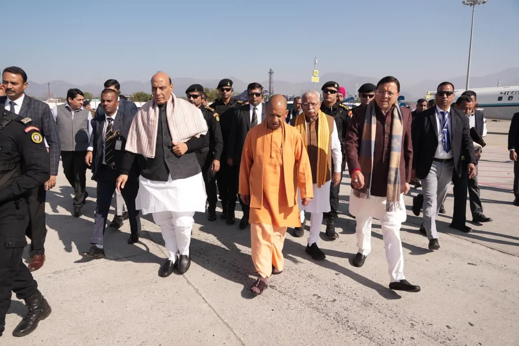 मुख्यमंत्री ने जौलीग्रांट एयरपोर्ट पर राजनाथ सिंह और योगी आदित्यनाथ का किया स्वागत