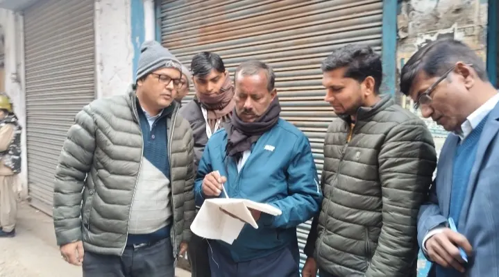 संभल में कड़ी सुरक्षा के बीच हुई कब्रिस्तान की पैमाइश, भूमि पर कब्जा कर 22 लोगों ने बनाए हैं घर व दुकान