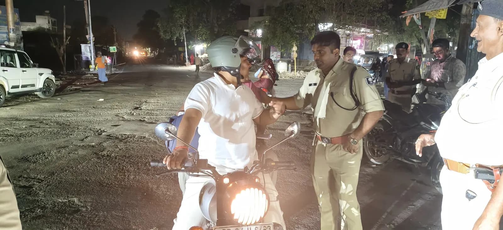 सारण में वाहन जांच अभियान का एसएसपी ने किया देर रात औचक निरीक्षण