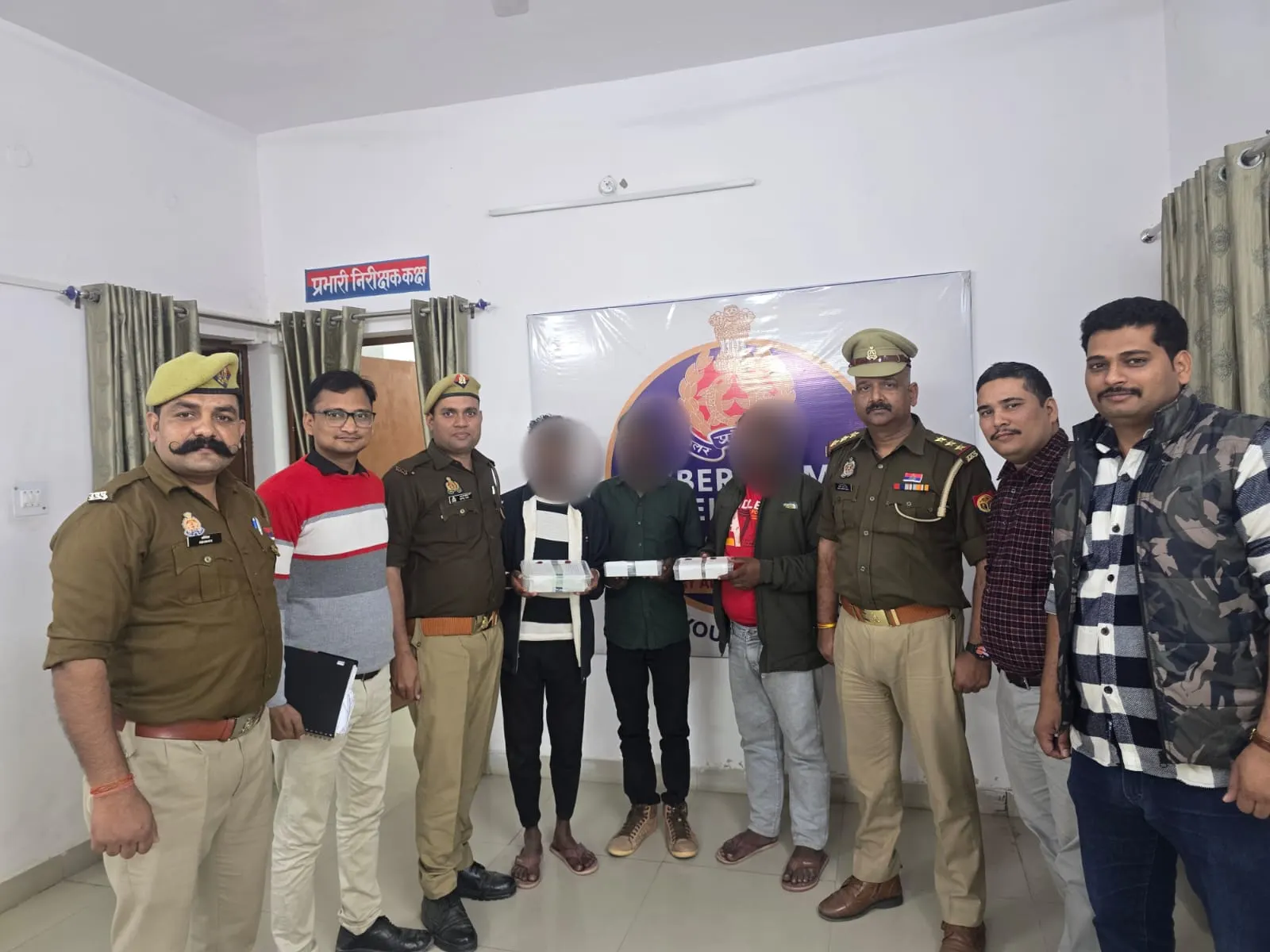 फतेहपुर: फर्जी पुलिस अधिकारी बनकर धोखाधड़ी करने वाले तीन अपराधी गिरफ्तार