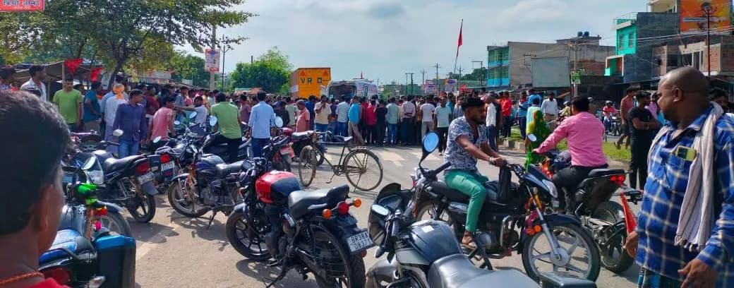 सड़क हादसे में बाइक सवार के मौत के बाद हंगामा,सड़क जमा किए आक्रोशितों ने पुलिस को खदेड़ा