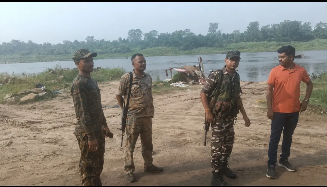 एनजीटी की रोक के बाद भी अवैध बालू खनन जारी, छापेमारी में दो वाहन जब्त