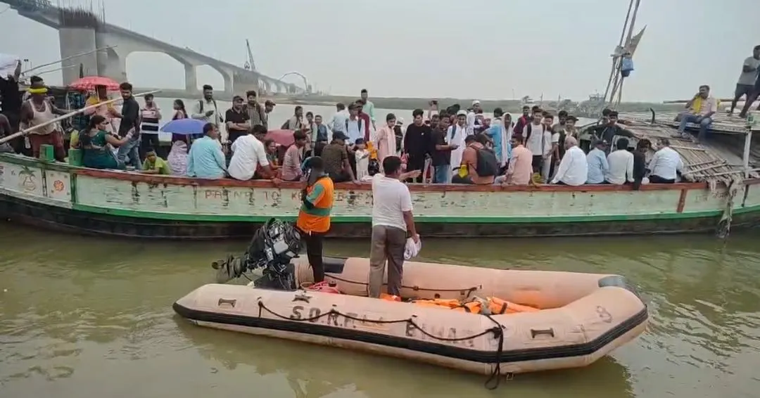 बीच धारा में खराब हुई यात्रियों से भरी नाव, एसडीआरएफ ने बचाई 100 से ज्यादा जानें