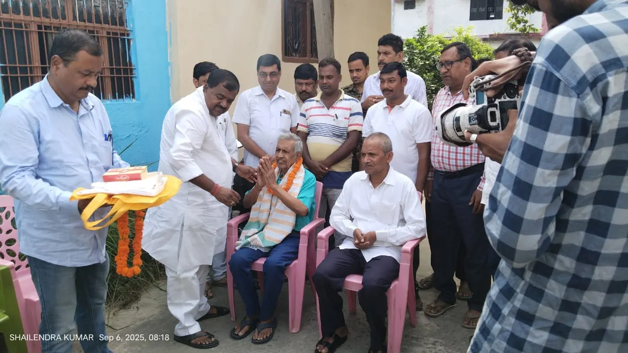 गन्ना मंत्री ने सेवानिवृत शिक्षको को किया सम्मानित