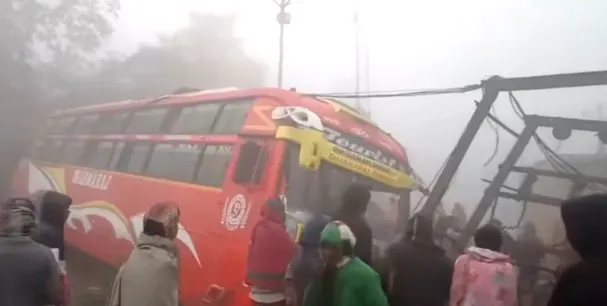 कोहरे के चलते तेज रफ्तार बस खंभे से भिड़ी, 12 घायल