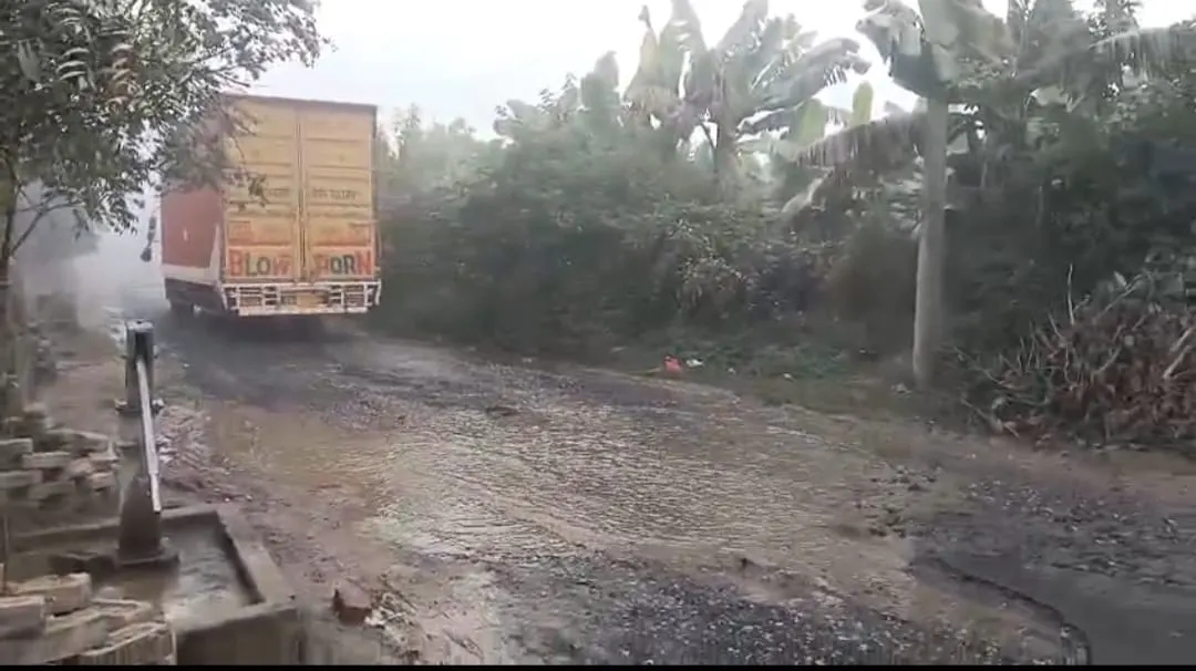 फर्रुखाबाद में रजबहे का पानी ओवर फ्लाे हाेकर खेताें में पहुंचा, सैकड़ों बीघा फसल जलमग्न