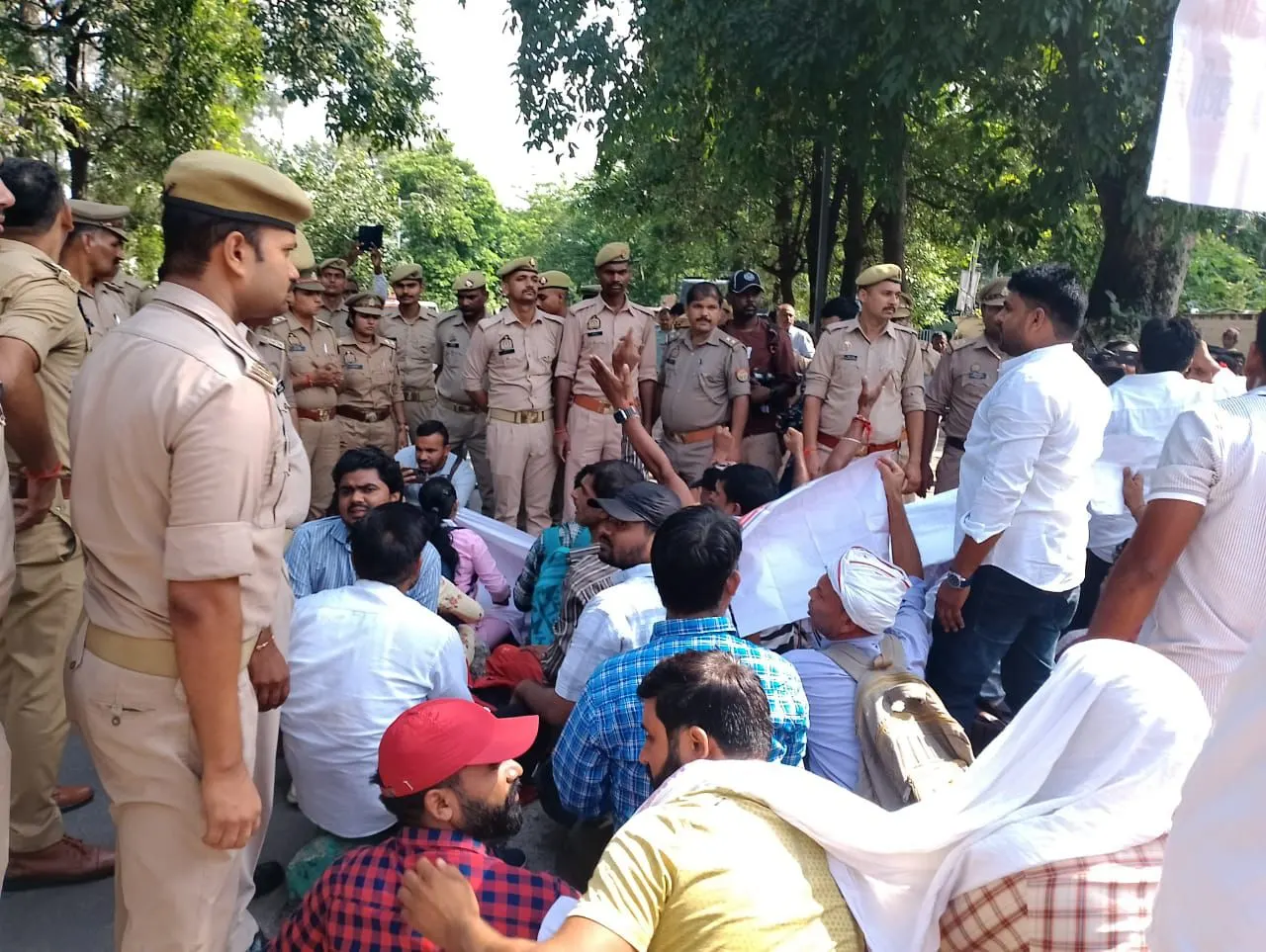 69 हजार शिक्षक भर्ती मामला: अभ्यर्थियों ने उपमुख्यमंत्री केशव प्रसाद मौर्य का आवास घेरा